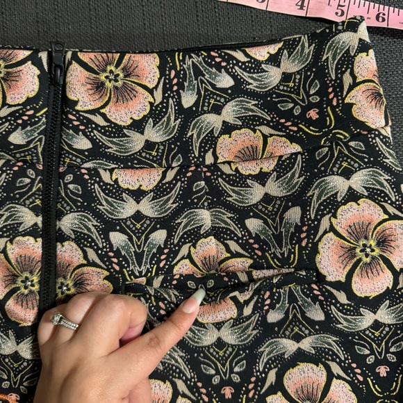 Alice + Olivia NWOT Donald High Rise Shorts in Black/Peach Promise Floral Size 6 - Picture 16 of 16